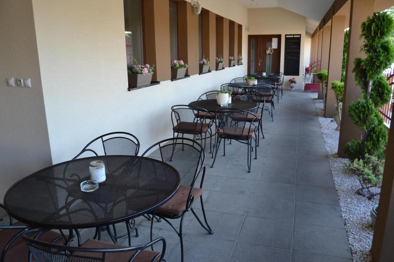 Restauracia-Penzion Altana Ludanice エクステリア 写真