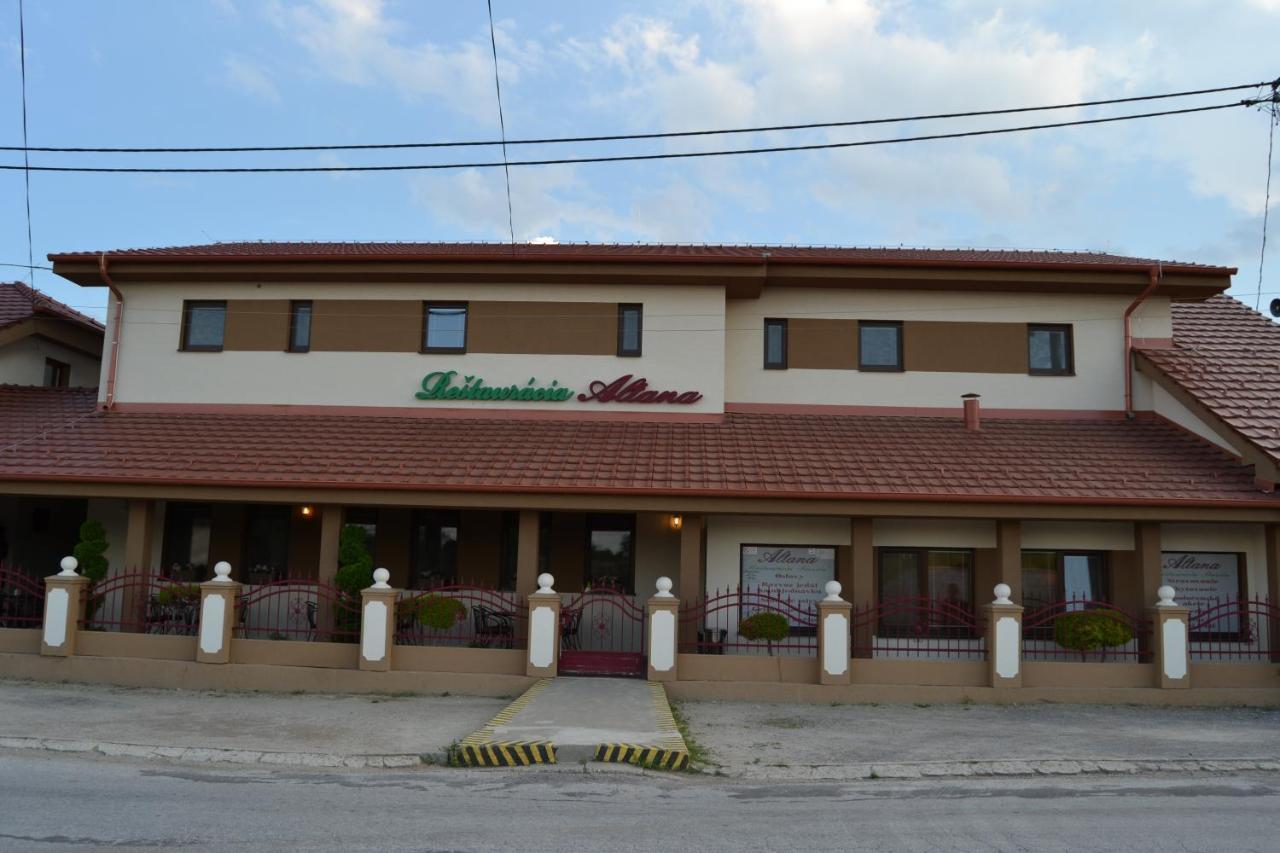 Restauracia-Penzion Altana Ludanice エクステリア 写真
